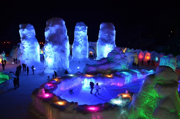 日中からライトアップまで楽しむ　氷の芸術　支笏湖氷濤まつり120分滞在【札幌発】